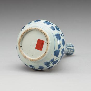 A blue and white Transitional vase, 17th Century.