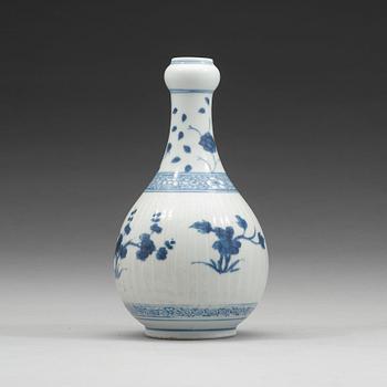 FLASKA, porslin. Qingdynastin, Kangxi (1662-1722).