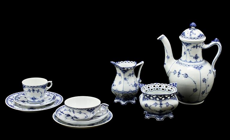 SERVISDELAR, 40 st, porslin, "Musselmalet", Royal Copenhagen, 1900-tal.