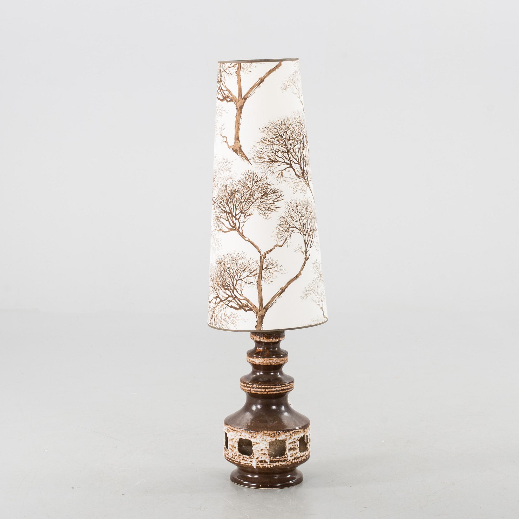 A 1960/70´S CERAMIC FLOOR LAMP.
