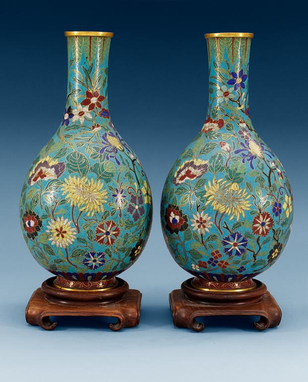 A pair of cloisonné vases, Qing dynasty (1644-1912).