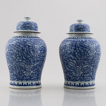 Urnor med lock, ett par, porslin. Qingdynastin, med Kangxis märke.