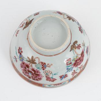 Two pairs of famille rose cups, a bowl, a small dish and a pair of deep dishes, Qing dynasty, 18th/19th century.