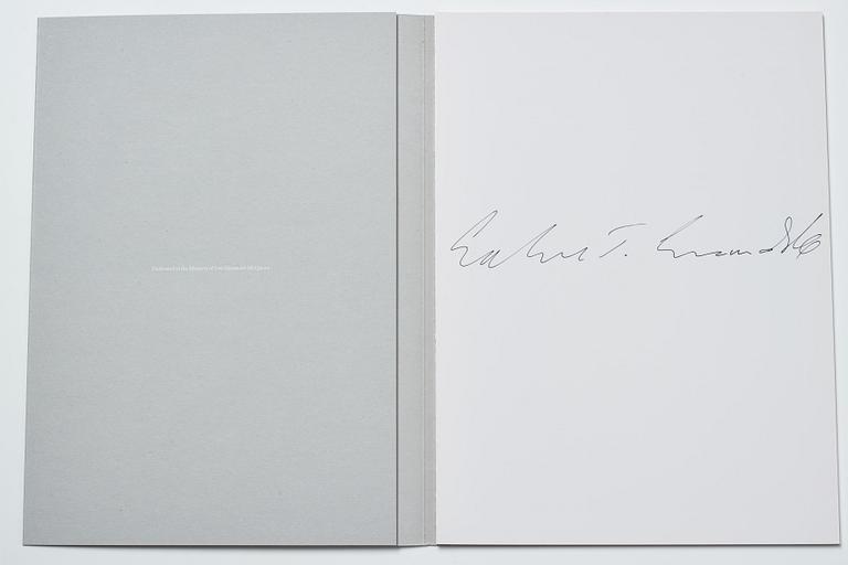 Sølve Søndsbø, bok Pictures from Savage Beauty signed.