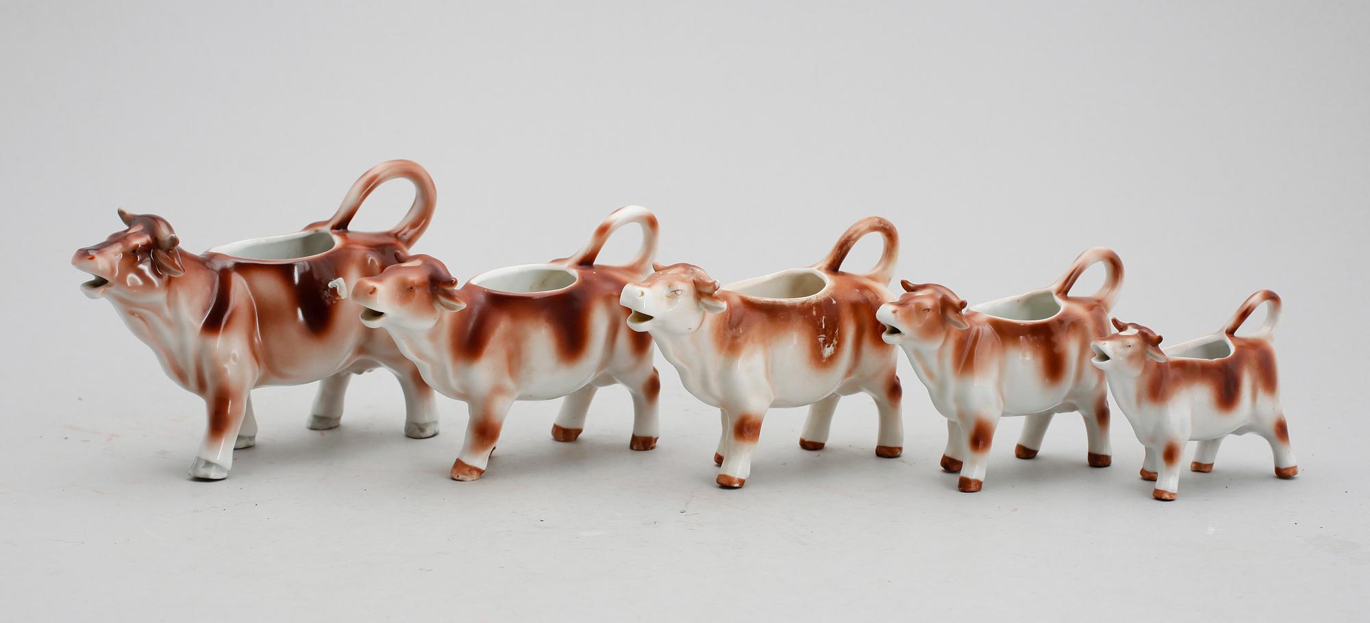 SAMLING MJÖLKKANNOR, 5 st, porslin, tidigt 1900-tal.