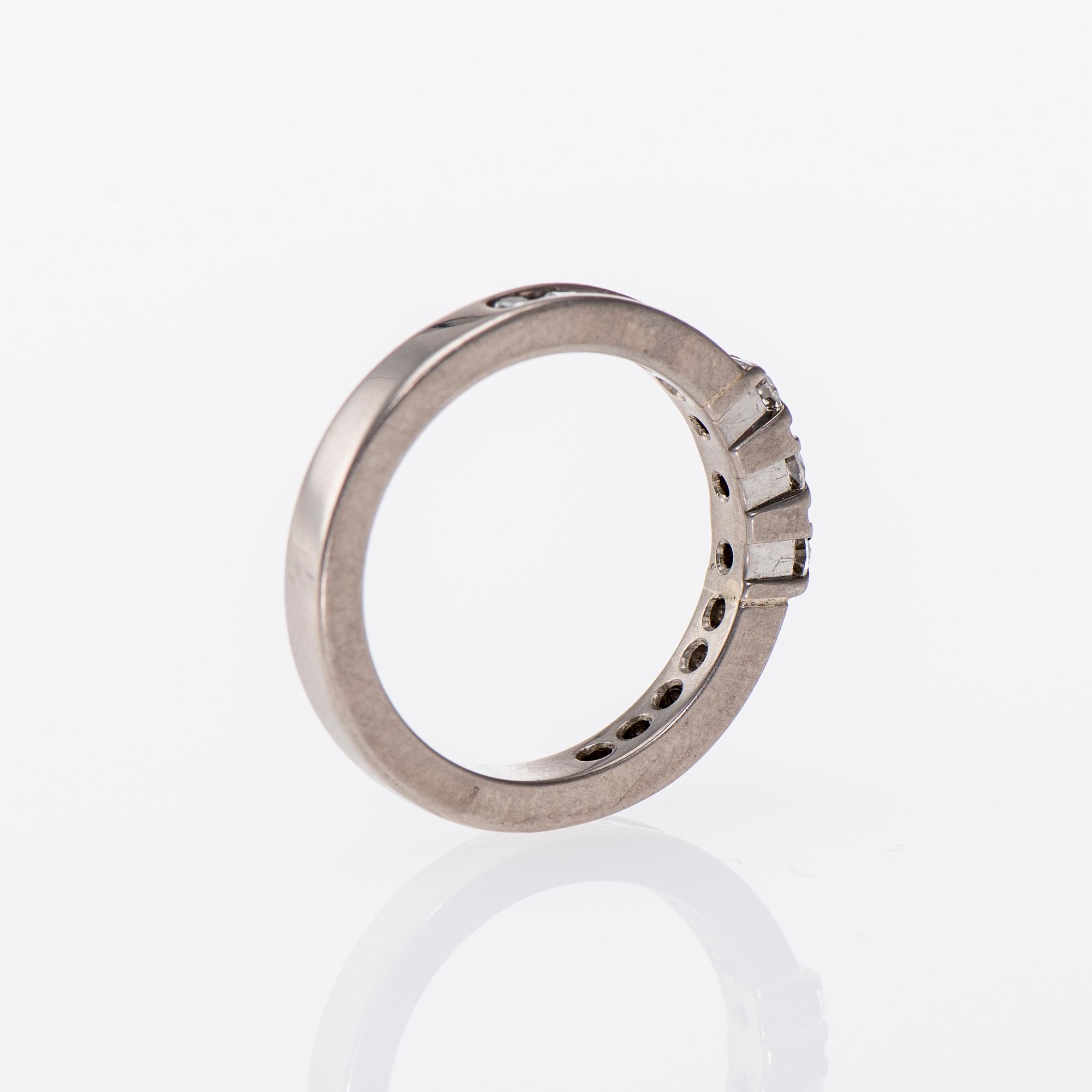 RING, 18K vitguld, briljantslipade diamanter. A. Tillander. Vikt ca 5,4 g.