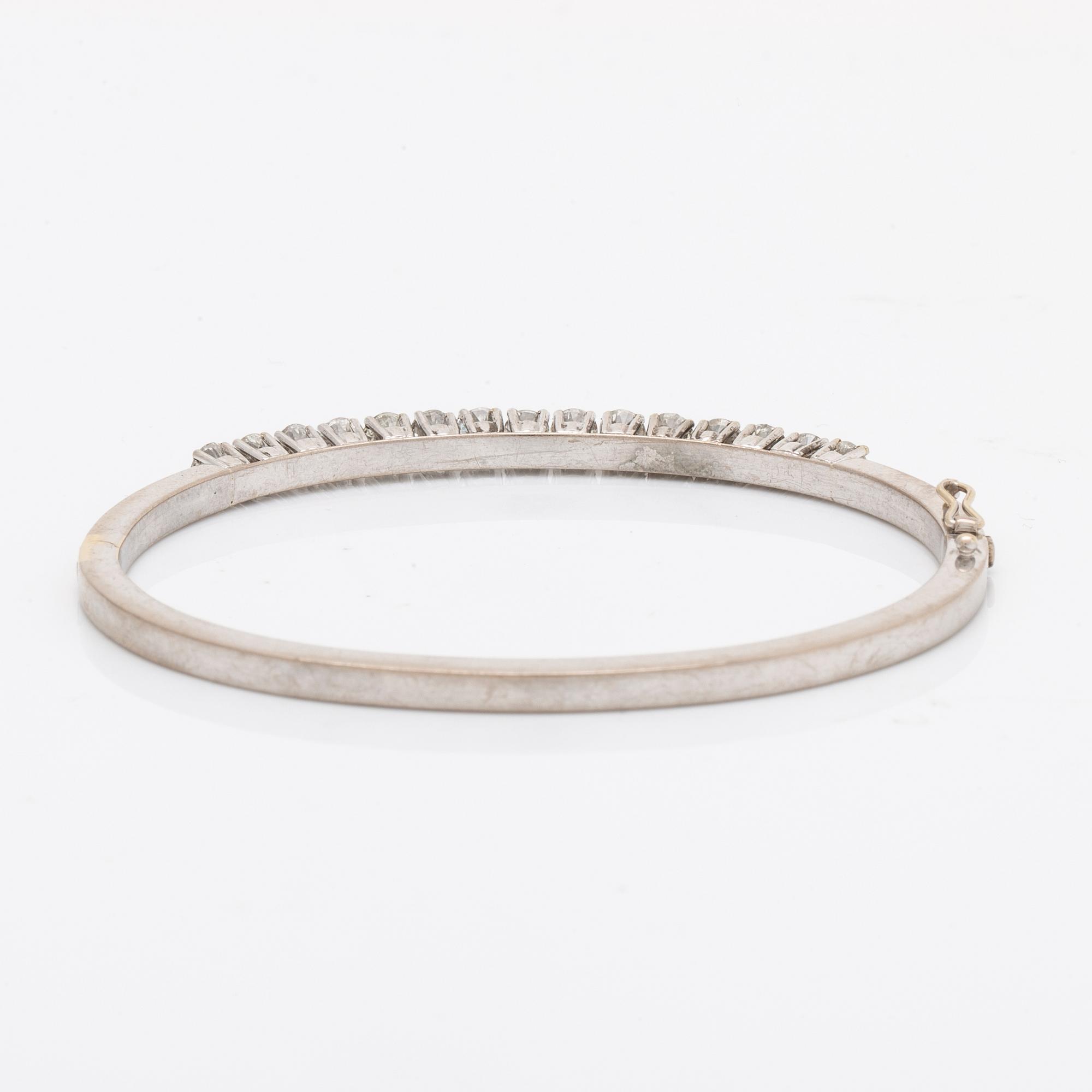 Bangle 18k whitegold old-cut diamonds approx 2,5 ct in total, inner diameter approx 17 cm, hinge mechanism.
