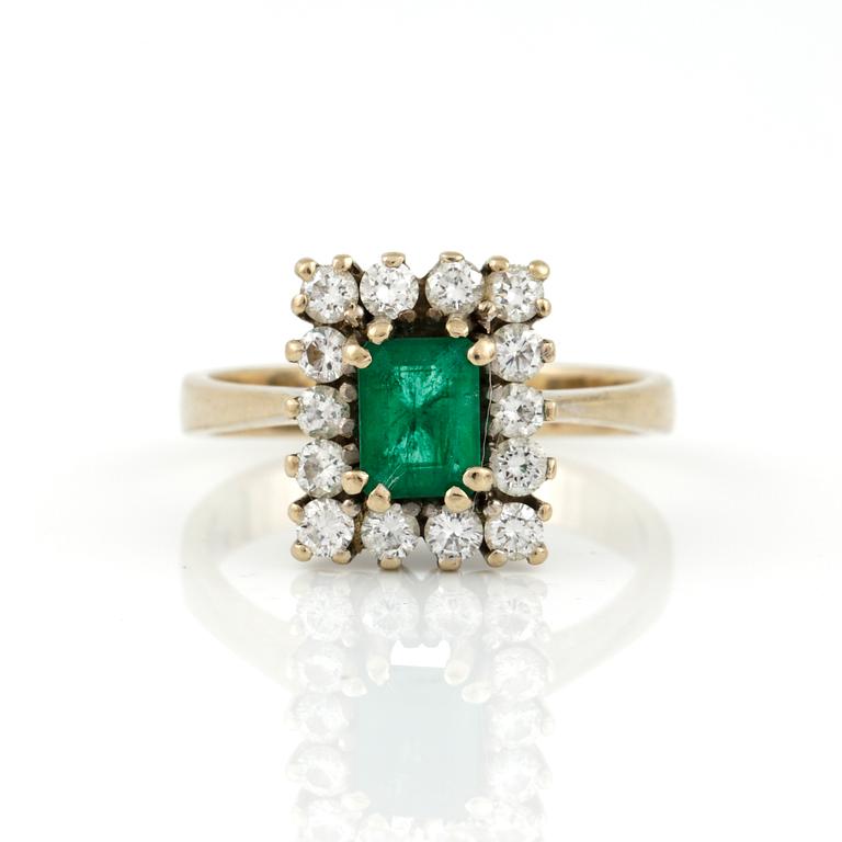 RING, 18K vitguld med smaragd ca 0,76 ct, och briljantslipade diamanter, tot ca 0,60 ct. Vikt 5,18 g.