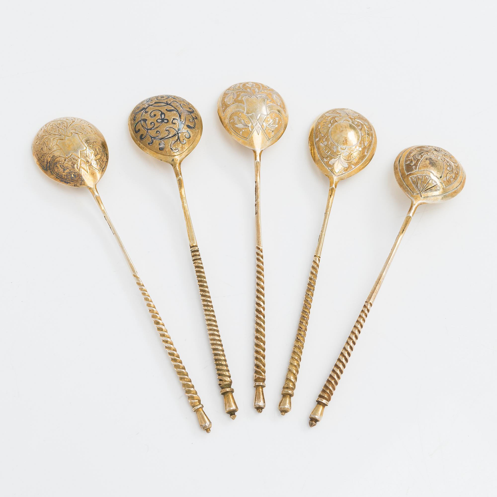 Teglashållare, silver och teskedar, 5 st, förgyllt silver, Moskva 1863-1886.