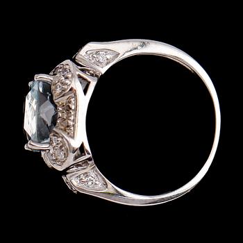 RING, 14 k guld, akvamarin ca 4.17 ct, mindre diamanter.