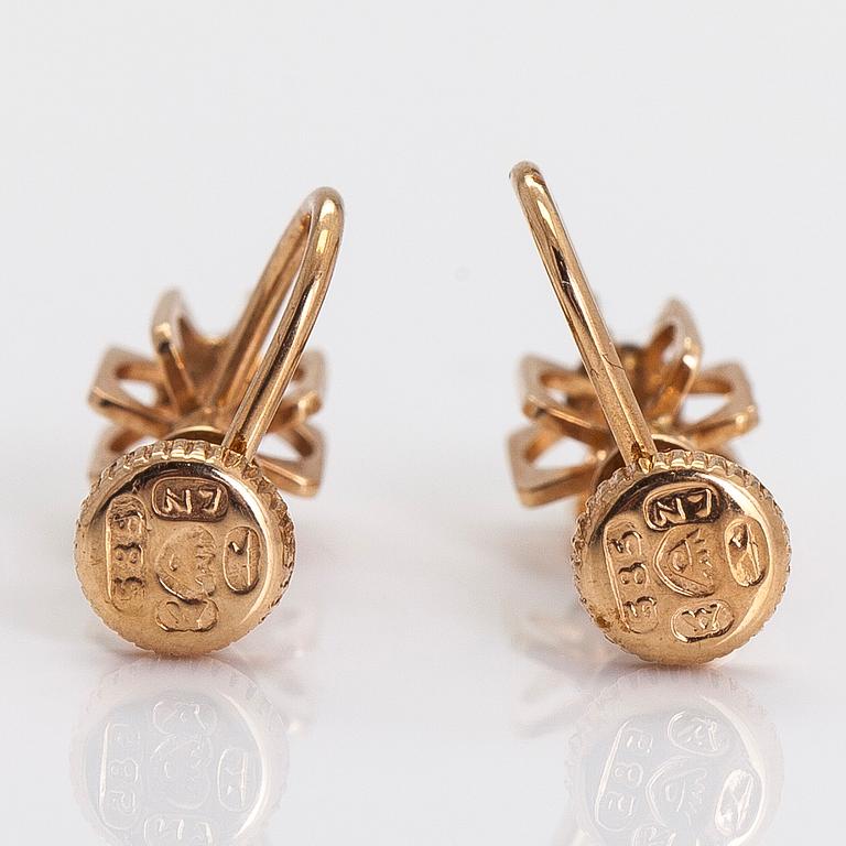 Elis Kauppi, A pair of 14K gold earrings with diamonds ca. 0.02 ct in total. Kupittaan Kulta, Turku 1966.