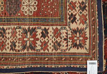 MATTA, antik Shirvan, Tsarryssland, ca 277-288,5 x 139-140 cm (samt kortsidorna med 1 cm slätväv).