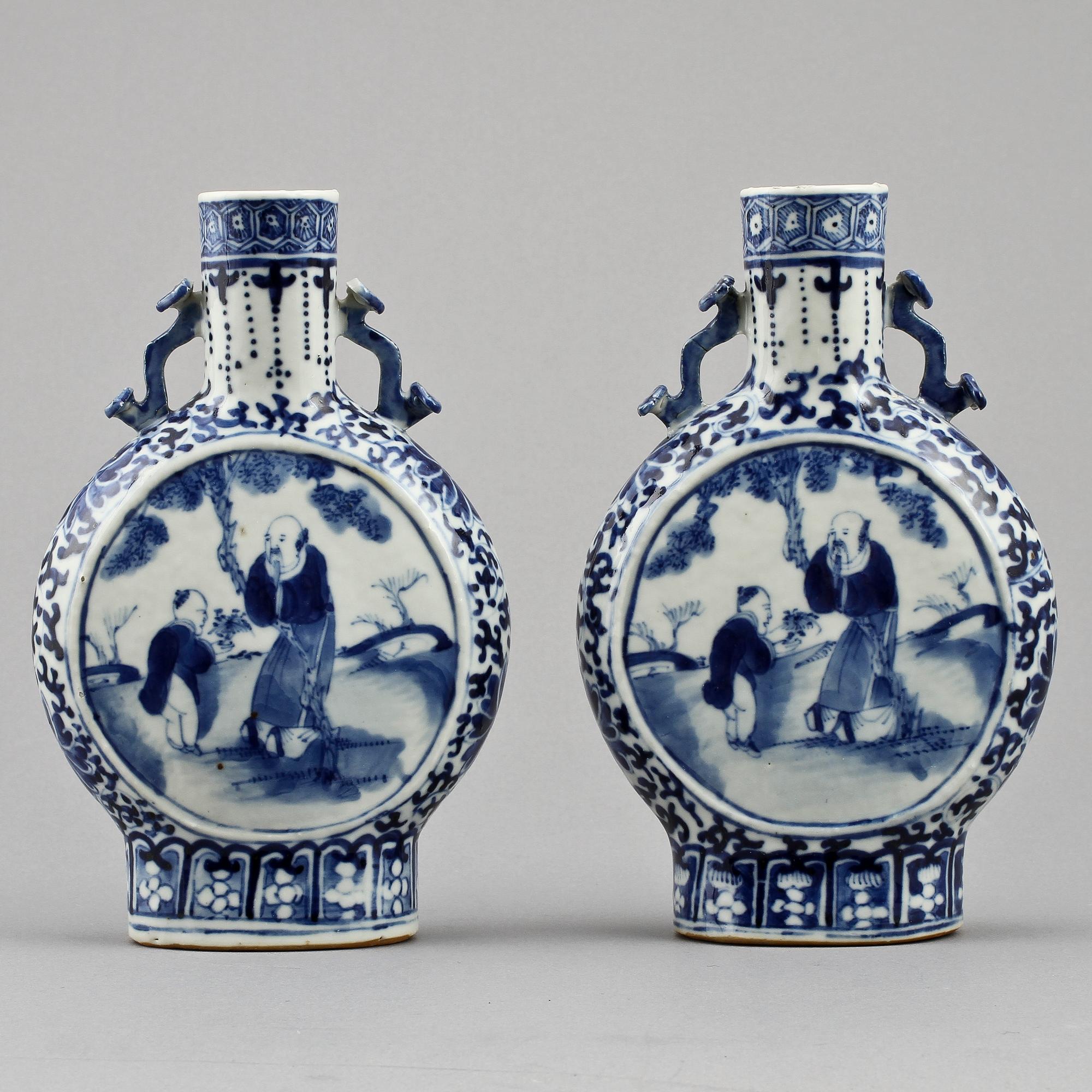 PILGRIMSKRUS, ett par, porslin, Kina, 1800-tal.