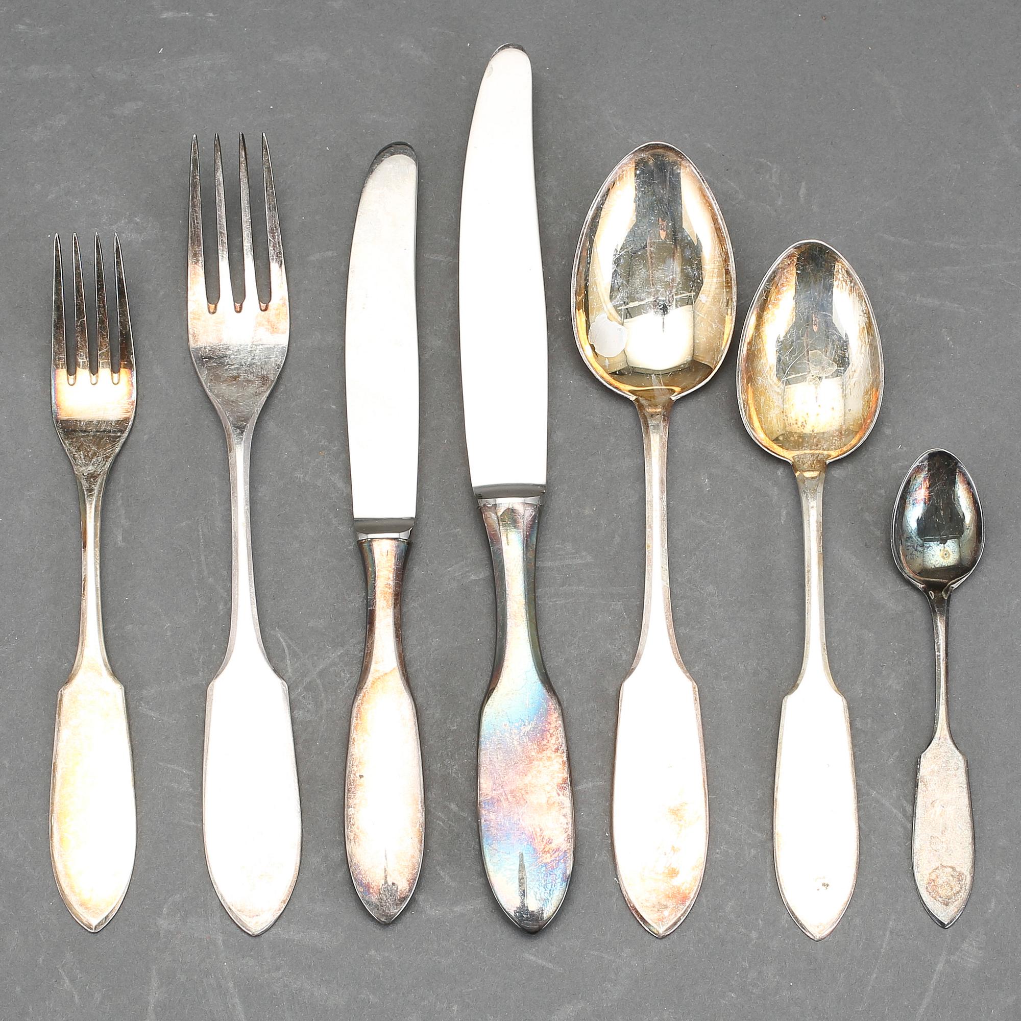 BESTICKUPPSÄTTNING, silver. Ca 41 delar. Delvis svenska importstämplar, Mema, Lidköping. Bl a 1964. Totalvikt ca 1210 gr.