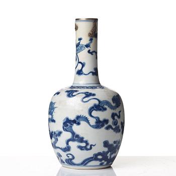 A blue and white vase, Qing dynasty, Kangxi (1662-1722).