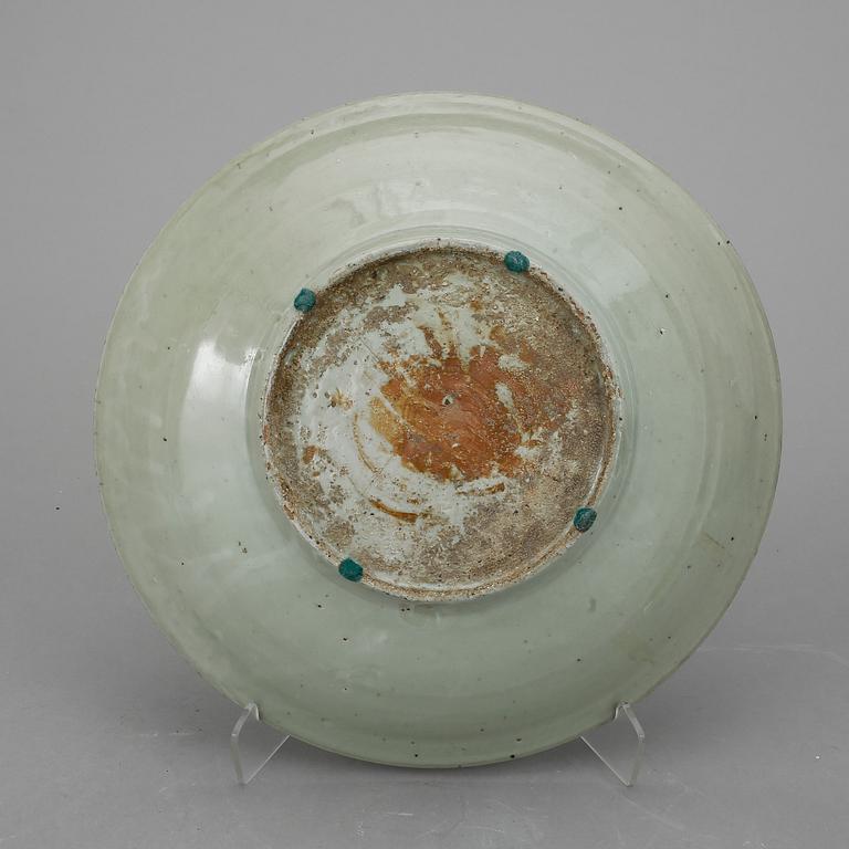 FAT, porslin, Kina, troligen Mingdynastin (1368-1644).