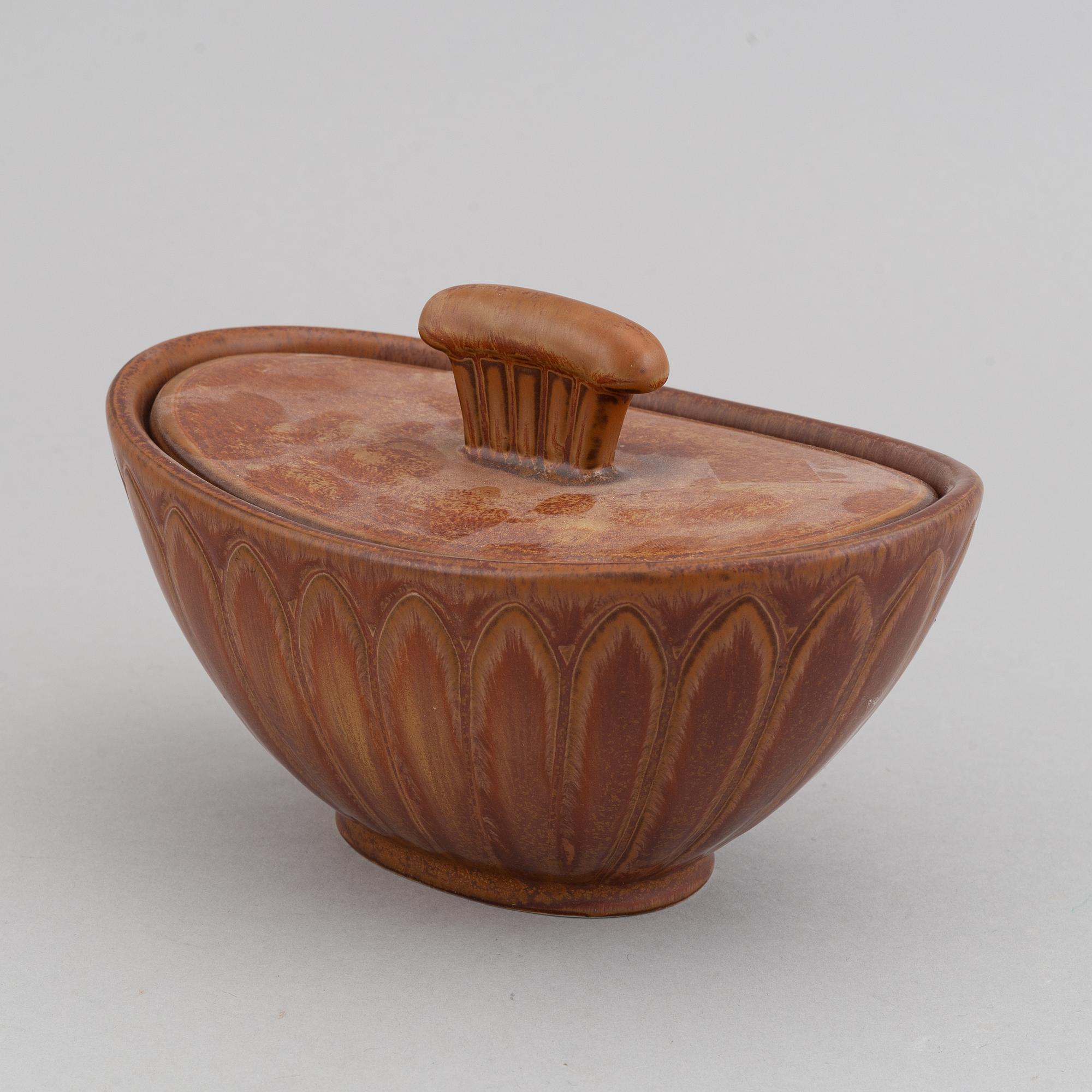 Gunnar Nylund, a set of two stoneware lidded bowls and a bowl, Rörstrand 1940's.