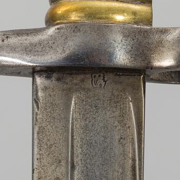 SABELBAJONETTER, två stycken snarlika, troligen Frankrike, 1800-talets andra hälft.