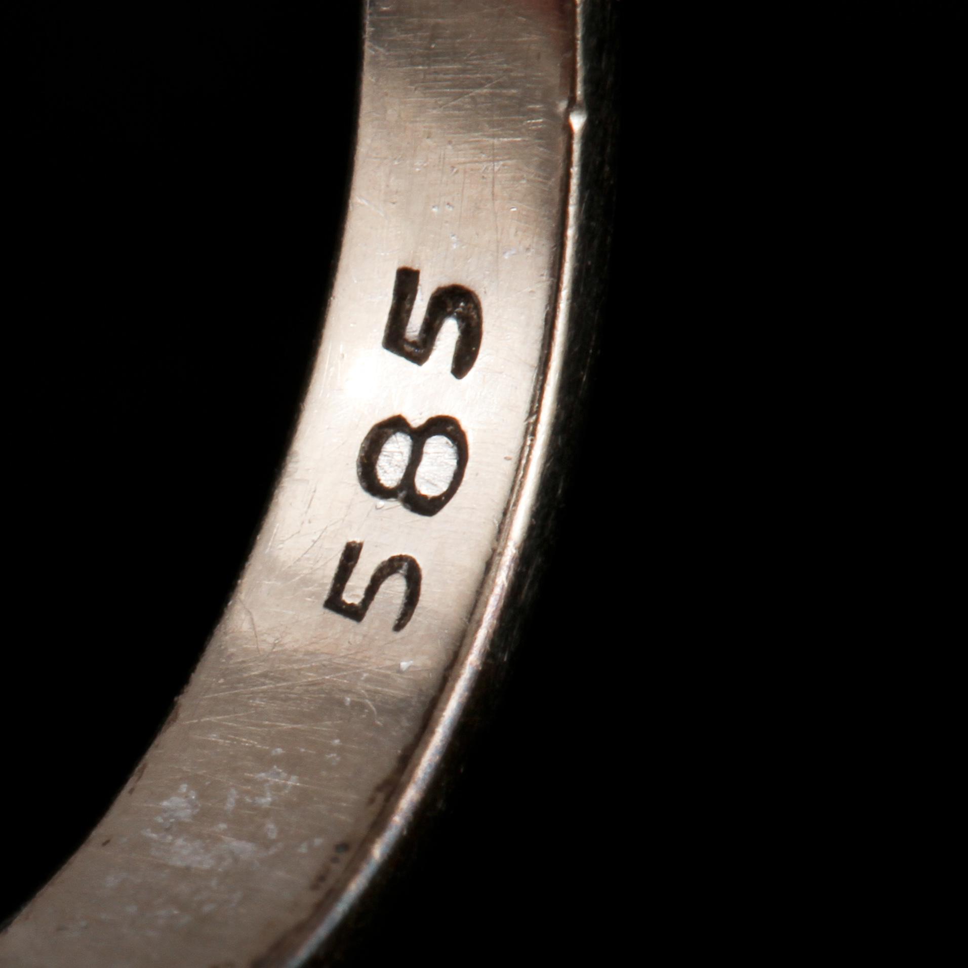 RING, 14k vitguld med fasettslipad blå safir samt 16 briljantslipade och 4 baguettslipade diamanter, 2000-tal. Vikt 4 g.