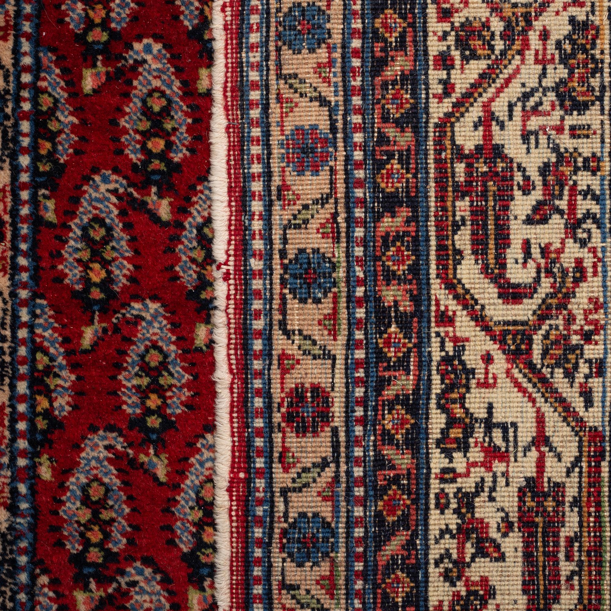 A rug, a semi-antique Oriental with Serabend patterns, ca 197,5-199 x 133,5-135,5 cm.