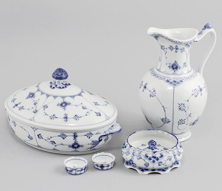 MATSERVIS, 43 delar, porslin, "Musselmalet", Royal Copenhagen, 1900-talets andra hälft.