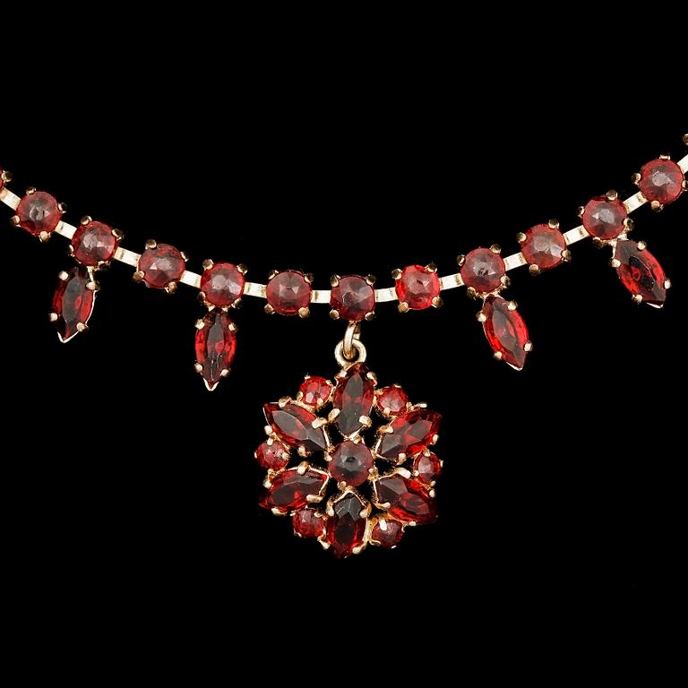 COLLIER, förgyllt silver samt granater, 1900-talets början.