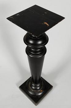 PIEDESTAL, sent 1800-tal, svartmålad.