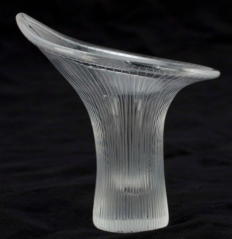 KONSTGLAS, 2 st," Kantarellen" Tapio Wirkkala samt "Finlandia serien" Timo Sarpaneva . Iittala.