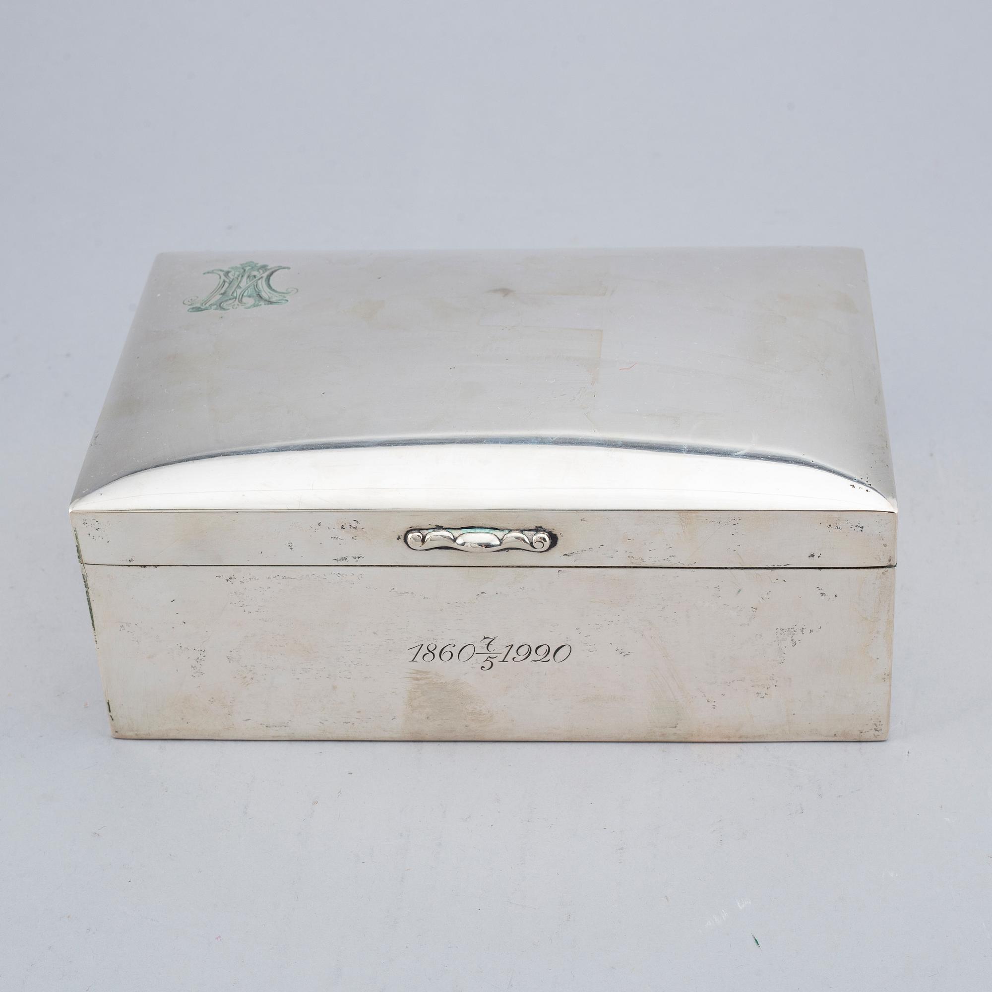 A silver cigarette box, CG Hallberg, Stockholm 1919.