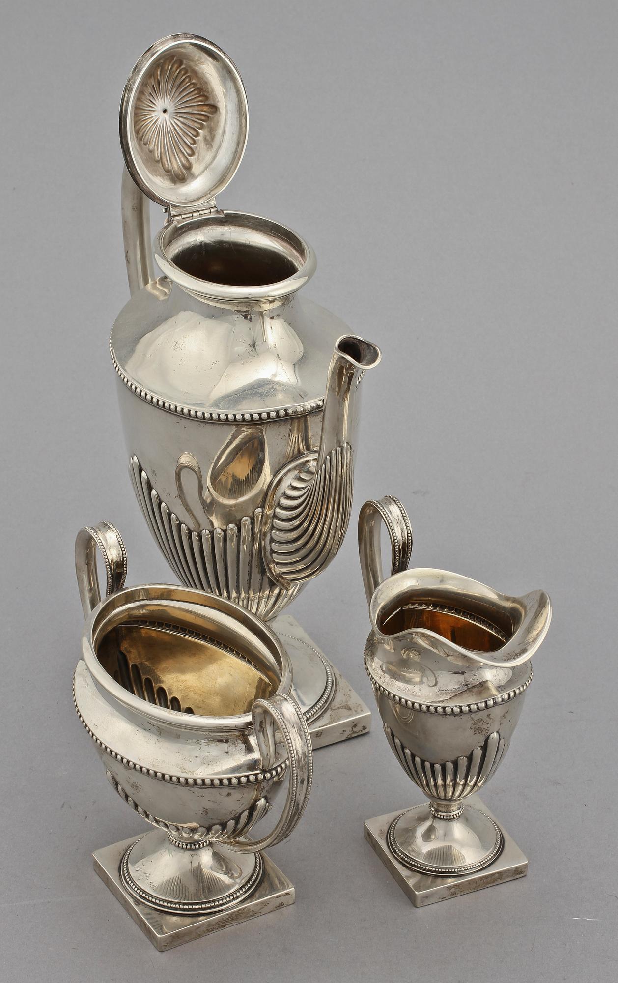 KAFFESERVIS, 3 delar, silver, empirestil, C.G Hallbergs Guldsmeds AB, Stockholm, 1898. Vikt  1 240 g.