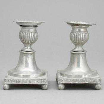 LJUSSTAKAR, ett par, tenn, Sven Ekström, Norrköping, (1824-1852).