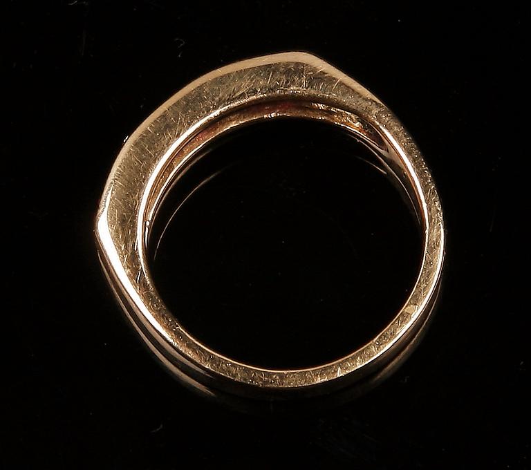 RING, 18 K guld, 3 rubiner samt 4 diamanter.