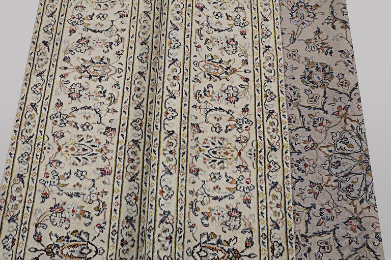A carpet, Kashan, ca 328 x 205 cm.