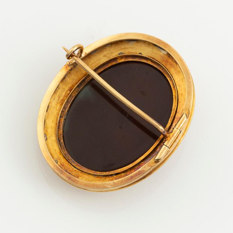 An 18K gold and hard stone cameo, 19th century.