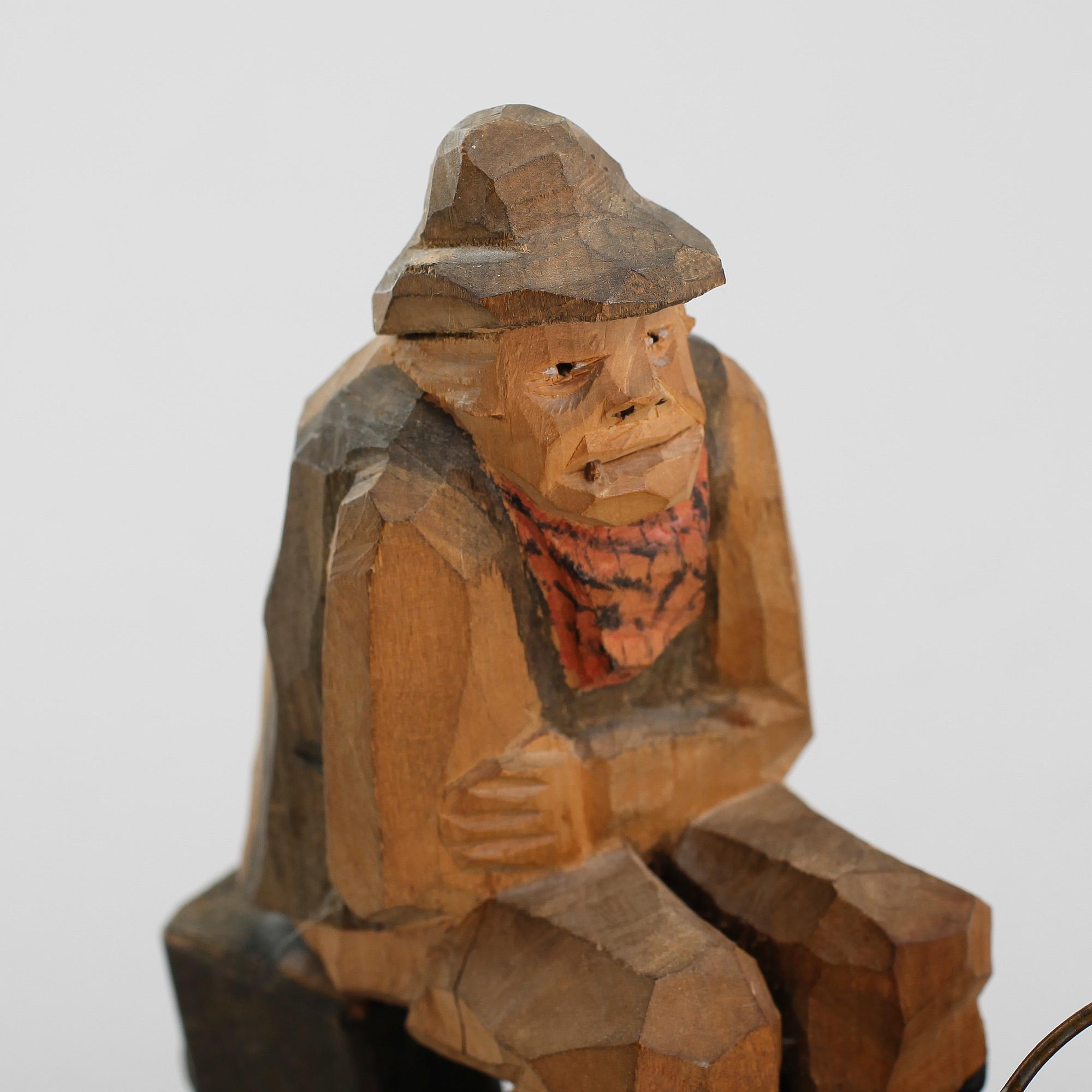 SKULPTUR, snidat trä, otydligt signerad och daterad 1900-talets första hälft.