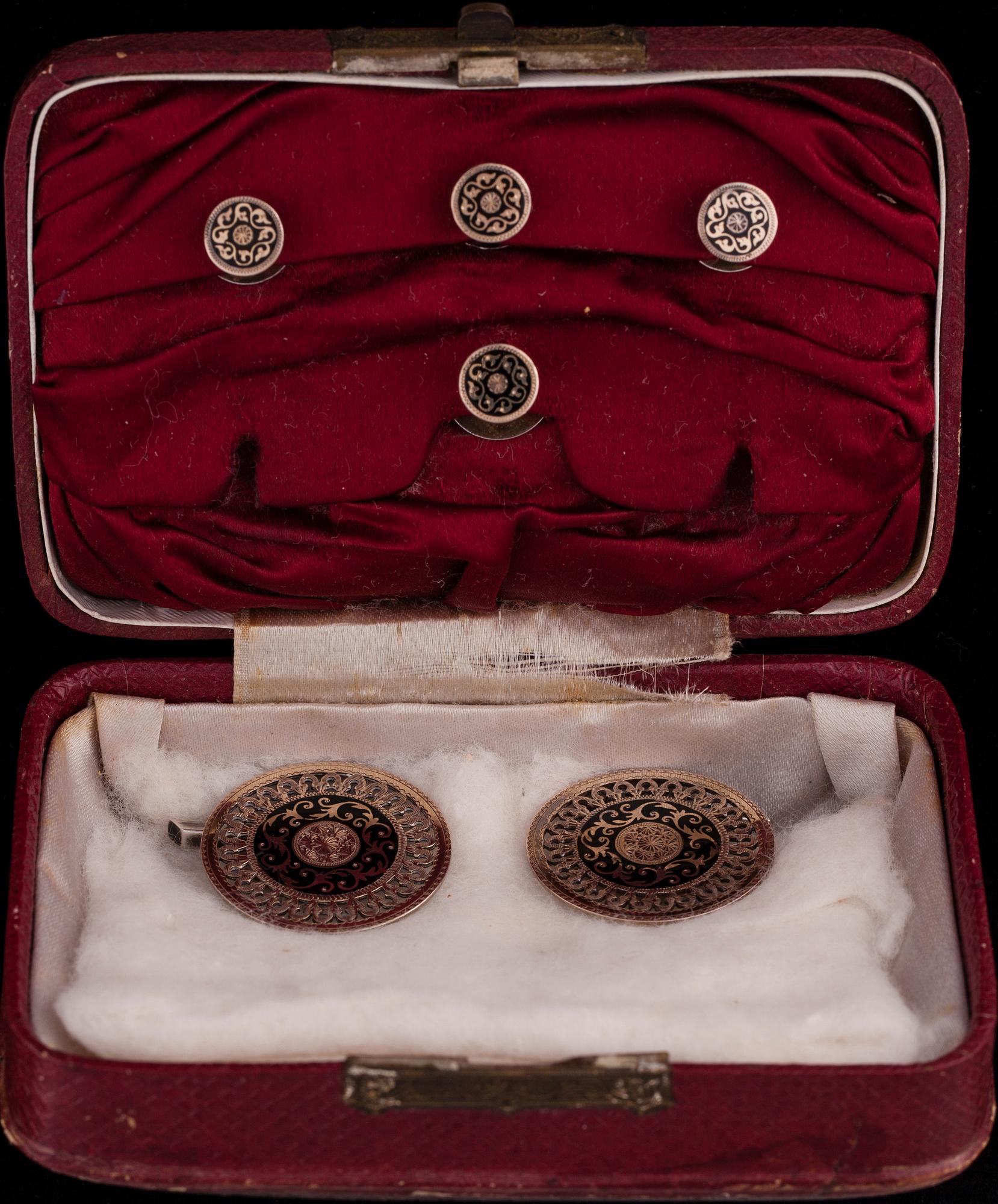 MANSCHETTKNAPP samt 4 FRACKKNAPPAR, silver, emaljering. Frankrike 1900-talets början. Vikt tot. 10,6 g.