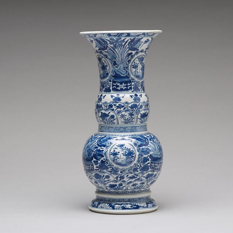 A blue and white baluster shaped vase, Qing dynasty, Kangxi (1662-1722).