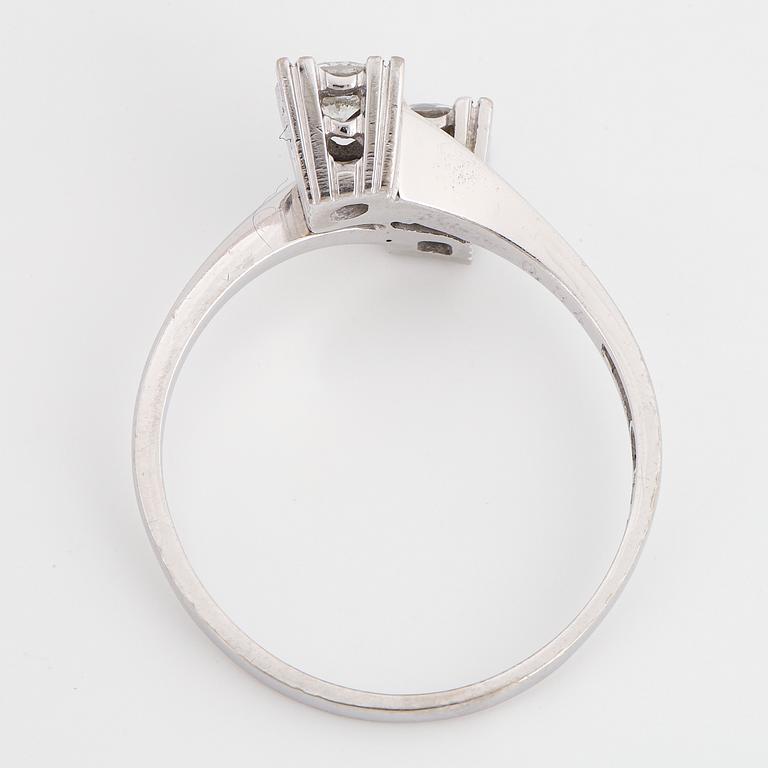 An 18K white gold ring set with round brilliant-cut diamonds.
