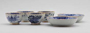 TESKÅLAR, 4 st, SAMT FAT, 2 st, snarlika, porslin, Kina, 1700-tal.