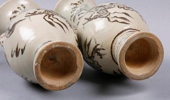 VASER, 2 st. Porslin. Kina.