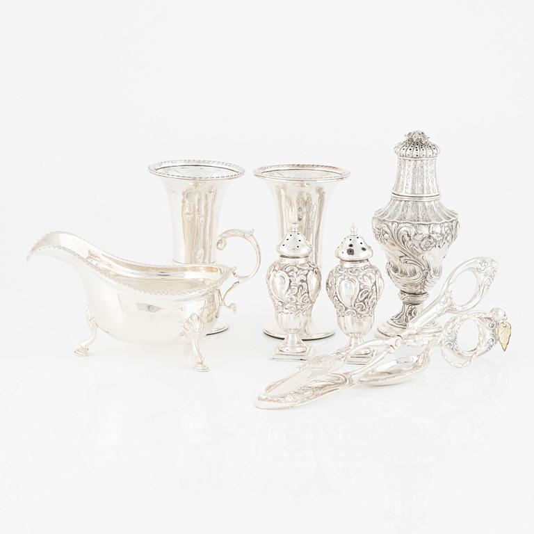 Vaser 2 st, ströare 3 st, gräddkanna, tång samt sked, silver.