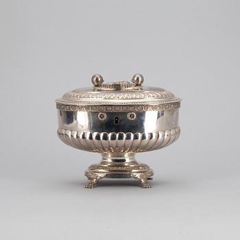 SOCKERSKRIN, silver, empire, Hans Olof Hellbom, verksam i Stockholm 1822-1852. Vikt ca 730 gram.