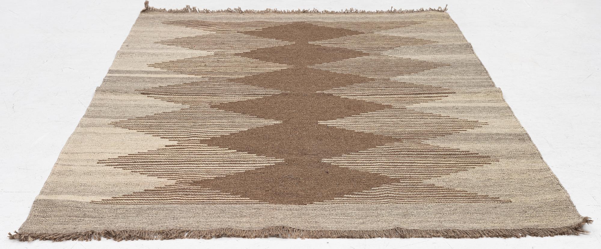 A persian kilim rug, c. 205 x 129 cm.