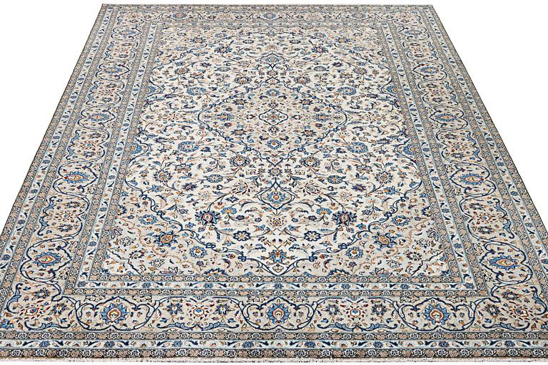 A Kashan carpet, c. 355 x 238 cm.