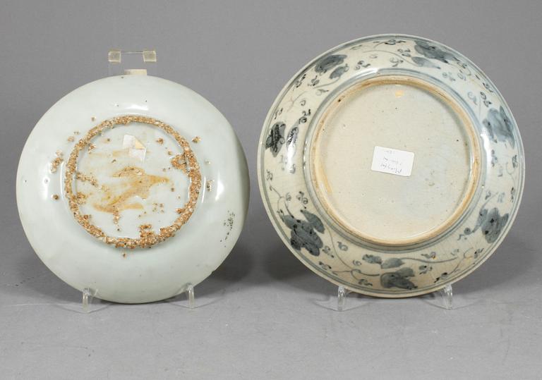 TALLRIKAR, ett par, porslin, Kina, varav en Ming (1368–1644) samt en Qing dynastin, 1800-tal.