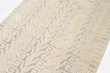 Märta Måås-Fjetterström, matta, "Vita spetsporten", reliefflossa, ca 270 x 164 cm, signerad AB MMF A.C.E. C 1962.