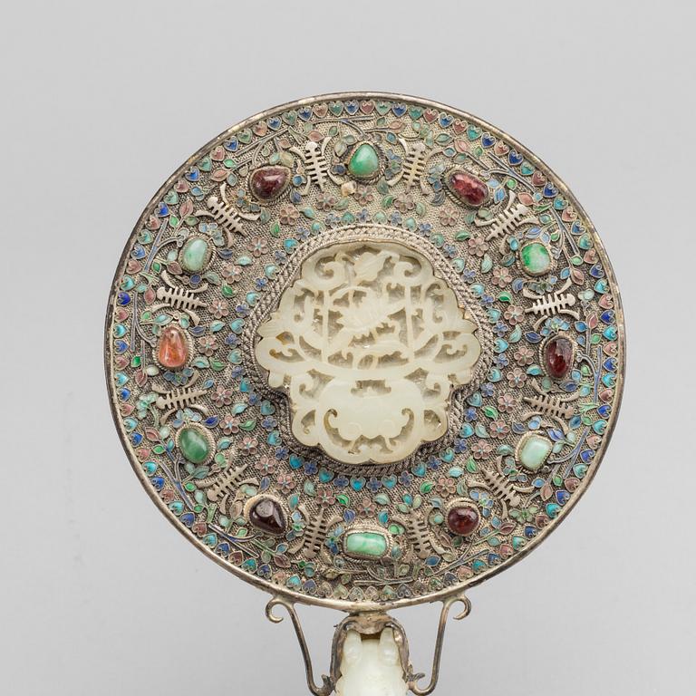 HANDSPEGEL, nefrit och silver. Kina, tidigt 1900-tal.