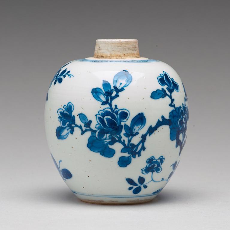 A blue and white tea caddy, Qing dynasty, Kangxi (1662-1722).