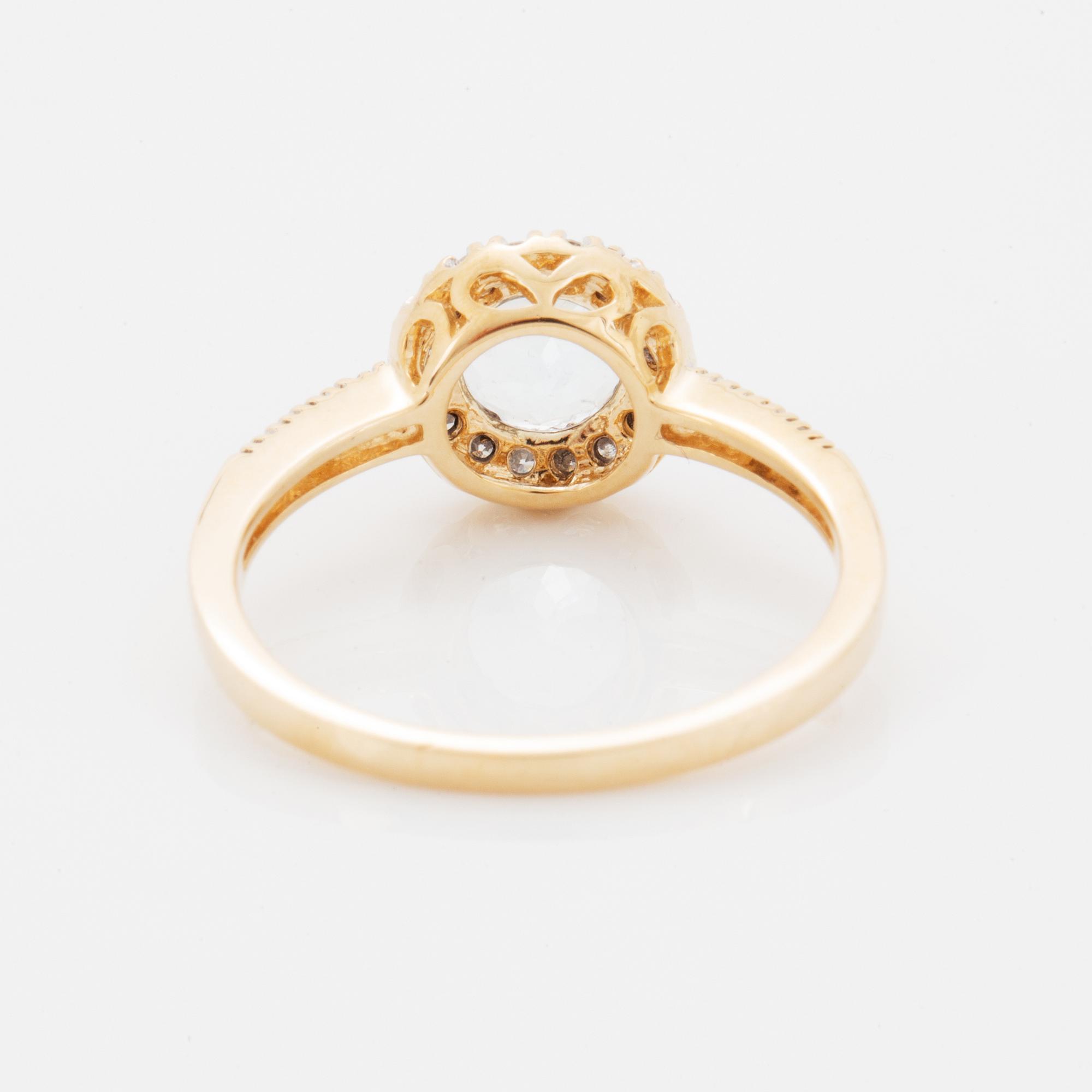 Ring med fasettslipad ljus akvamarin och briljantslipade diamanter.