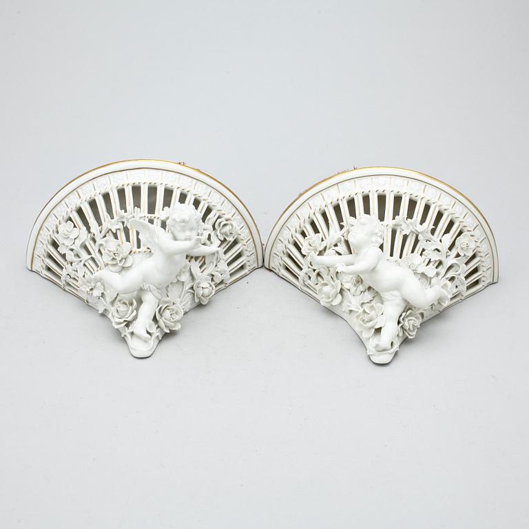 VÄGGKONSOLER, ett par, porslin, Dresden, Tyskland, 1900-talets mitt.